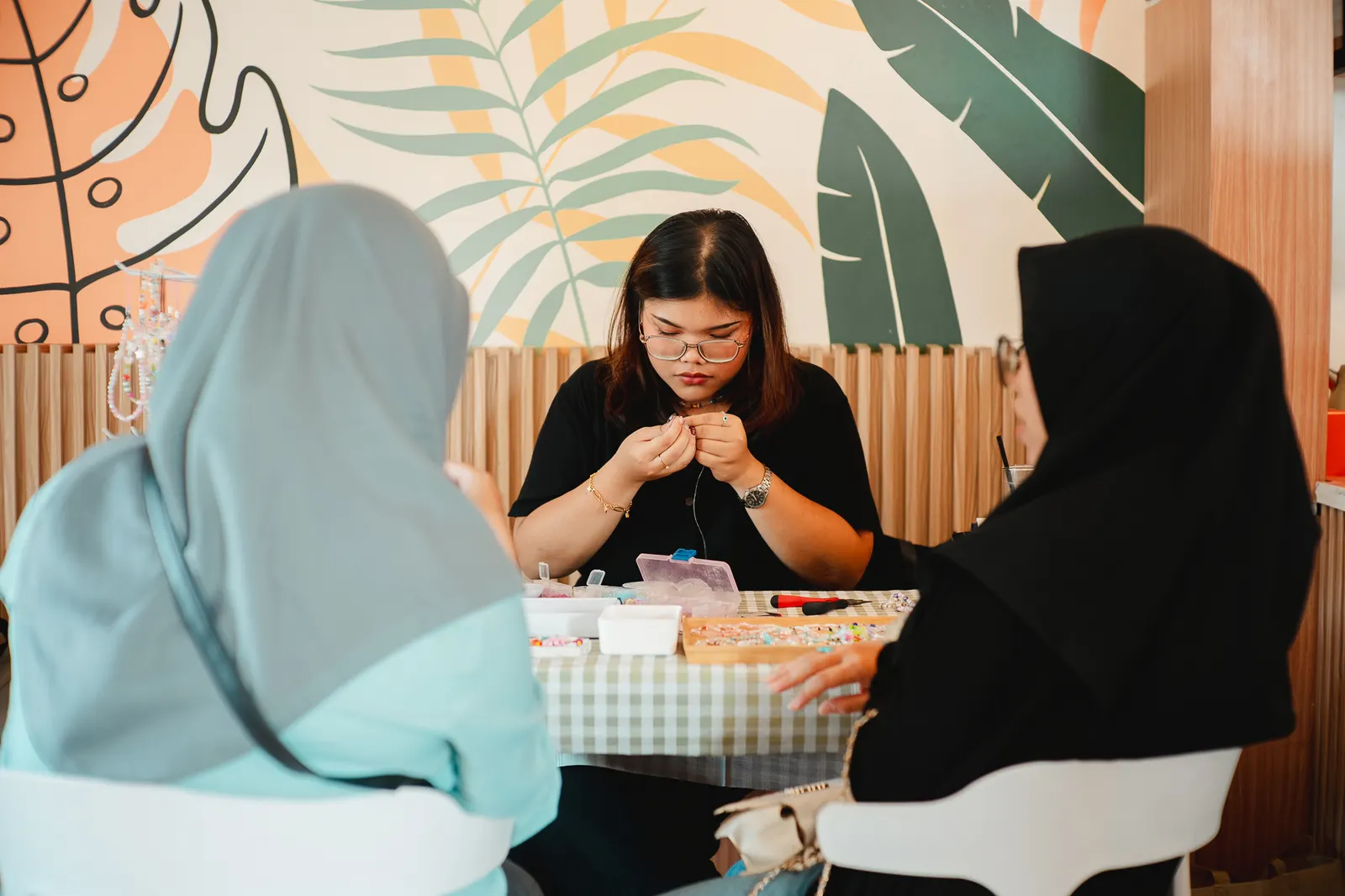 A beading workshop at Larzo